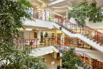 Das Treppenhaus der Bibliothek im FreizeitForum Marzahn. 