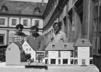 Bauleiter Karl-Heinz Schmidt, Architekt Klaus Aschenbach, Architekt Jürgen Beyer (v.l.n.r.) mit dem Arbeitsmodell des Museums auf dem Altan des Stadtschlosses Weimar, Sommer 1984 