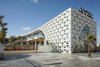 Die geometrische Struktur aus dreieckigen Modulen zitiert das Maschrabiyya-Prinzip als traditionelles Element islamischen Architektur.