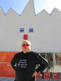 Gustav Peichls Leichtigkeit und Sinn fr Humor waren seine Markenzeichen. Hier vor dem Karikaturmuseum in Krems, 2011