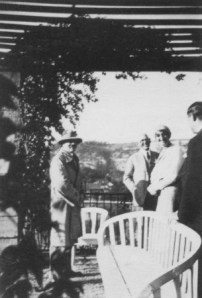Hitlers Besuch auf Saaleck (um 1931): Hitler, Schultze-Naumburg und dessen dritte Frau Margarete.