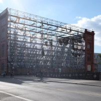 Die zerissenen Planen am provisorischen Baugerüst der Berliner Bauakademie im Sommer 2019. 