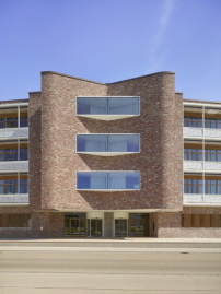 Die Fassade weist Elemente aus der Moderne in zeitgenössischer Aufarbeitung auf. 
