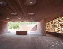 bernardo bader architekten, Islamischer Friedhof, Altach, 20072012, Blick auf die ornamentale Holzwand und den Innenhof