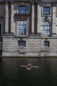 Synchronschwimmerinnen vor der Kulisse des Bode Museums beim Flussbad Pokal 2016