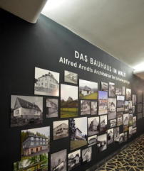 Ausstellungsansicht von „Das Bauhaus im Wald“ in der Galerie des Hauses des Volkes in Probstzella .