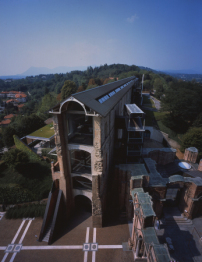 Andrea Brunos Umbau (1979-84/1993-99) des Castello di Rivoli bei Turin zeigt eine archäologische Rekonstruktion und die klare Umsetzung der Charta von Venedig (1964). 