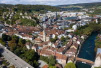 Ein Blick auf die Altstadt von Baden zwischen Limmatklus und Juraauslufer. 