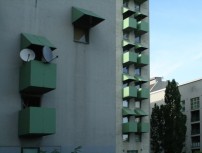 Satellitenschüsseln am „Kreuzberg Tower“ von John Hejduk 