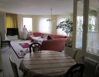 Yüksel Karaçizmeli in ihrem Wohnzimmer in „Bonjour Tristesse“ 