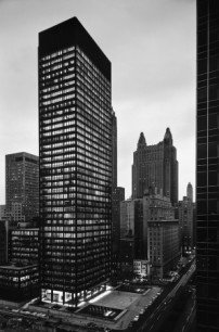 Eine von Ezra Stollers bekanntesten Aufnahmen: Das von innen leuchtende Seagram Building in New York, 1958. 