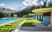 1931 entwarf Beda Hefti das farbenfrohe Freibad in den Schweizer Alpen. 