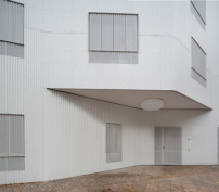 Die Aluminium-Wellblech-Verkleidung spannten rundzwei Architekten über die komplette Straßenfassade.  