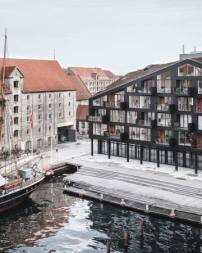 Kryers Plads am Hafen von Kopenhagen: Die neue Architektur stellt ber die geneigten Dachflchen und das Fassadenmaterial Bezge zur Bestandsbebauung her. 
