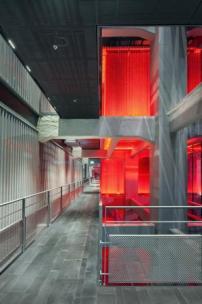 Die rot leuchtenden Ausstellungsräume im dritten Stock und die Verbindungsbrücken und -stege.  