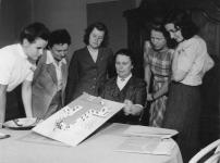 Die Zrcher Architektin Lux Guyer mit Schlerinnen der Frauenschule fr husliche Arbeit, um 1940 
