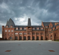 Um 1880 entstand das sogenannte Rote Schloss, das an eine mittelalterliche Burg erinnert. 