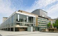 Der Bau von 1963 steht am Willy-Brandt-Platz, am Eingang zur Frankfurter Innenstadt. 