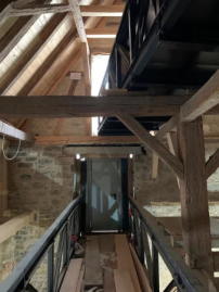 Die unregelmäßig in die Grundrissfigur gelegten Stahlstege verbinden Altbau und Treppenbauwerk auf Höhe der beiden Obergeschosse.