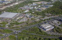Das Plangebiet liegt zwischen Knorr-Bremse-Werk westlich sowie S-Bahnhof und Einkaufscenter östlich. 