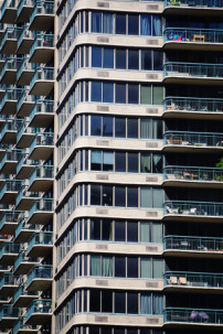 Balkone erlauben das Zusammensein mit ntigem Abstand. Muss dieses architektonische Element in Zukunft anders interpretiert werden? Foto: Dimitar Belchev 