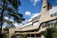 Das ehemalige Institut für Hygiene und Mikrobiologie des Duos Fehling + Gogel (1966–74) steht für eine großzügige und offene Architektur des Forschens und Lehrens.  