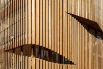 Die umlaufenden Holzlamellen bieten Sichtschutz, lassen aber die Sonne durch.