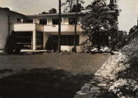 Das Wohnhaus der Familie Poelzig, in dem diese in den Jahren 1930–36 lebte, ist das einzige architektonische Werk von Hans Poelzigs zweiter Frau Marlene Moeschke-Poelzig, für das sie eigenständig verantwortlich zeichnet.