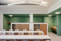Whrend der Innenraum der Klassenzimmer wei gehalten wird, sind die Eingangsbereiche mit Garderobe farblich akzentuiert. 