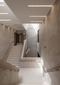 Farbige Linienzeichnungen der Knstler Cisca Bogman und Oliver Strmer zieren die betongrauen Treppenhuser.