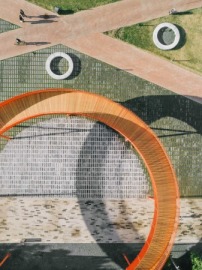 Die orangene Schlaufe und die unterschiedlichen Pflasterungen aus Drohnen-Sicht 