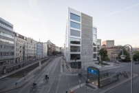 Blick von der Torstraße auf die Schmalseite des Büroflügels 