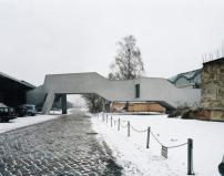 Kuehn Malvezzi verbanden die Rieck-Hallen und das historische Bahnhofsgebude 2004 durch eine skulpturalen Brckenbau. 