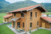 2. Preis Neubau: Zwei Holzhäuser in Schleching, Anja und Andrea Aicher (Halfing) 