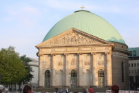 Nach dem Krieg war die katholische Kirche nach Entwrfen von Hans Schwippert wiederaufgebaut worden. 