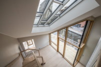 Viel Licht für den skandinavischen Winter: Große Fensterflächen und hohe Decken schaffen helle Räume.