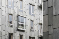 Ein Material für Dach und Fassaden: norwegischer Oppdal-Schiefer überzieht die Gebäude.