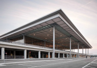 Der neue Flughafen Berlin Brandenburg besteht aus dem Fluggastterminal 1 und der noch zu bauenden Airport City zwischen Start- und Landebahnen.