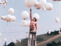 Einst schwebten Ballons über der Spielstraße in München – Filmstill aus dem Archiv Ruhnau. 