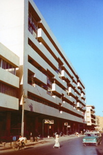 Bürogebäude in in der Jumhuriyah Straße in Bagdad, frühe 1960er, Kahtan Awni, Aleksander Markiewicz und Jerzy Staniszkis 