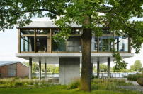 Das Wohnhaus der Architektin liegt am Berliner Spreeufer. 
