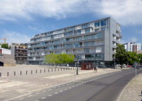 Eines der Best-Practice-Beispiele für Erdgeschosszonen: Das Metropolenhaus von bfstudio-architekten in Berlin.