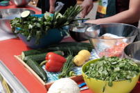 Auf dem Schlingermarkt wird regelmäßig mit den Anwohnern gekocht – auch für die Besucher von urbanize! 