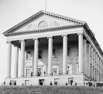 Das Virginia State Capitol in Richmond wurde vom späteren US-Präsidenten Thomas Jefferson and Charles-Louis Clérisseau gestaltet und unter anderem mit Hilfe von Sklavenarbeit errichtet. Courtesy University of Pittsburgh Press