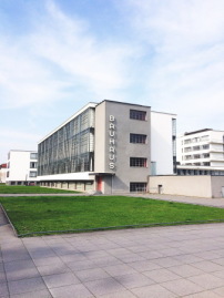 „Dem Systemwandel eine Ästhetik geben“: Als Vorbild eines künftigen Gestaltungslabors fungiert das von Walter Gropius gegründete Bauhaus, hier das Schulgebäude in Dessau-Rosslau. Foto: Alexey Silichev / Wikimedia / CC BY-SA 4.0 