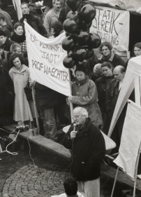 Im November 1997 engagierte sich Hans Waechter mit Studierenden bei einer Demonstration auf dem Darmstdter Luisenplatz.  