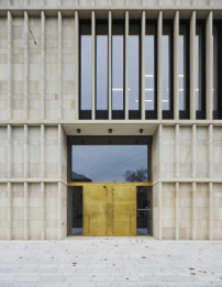Über die Fassade aus Liesberger Jura-Kalkstein sagt Partner und Projektleiter Christoph Felger: „Beim Annähern an die Fassade möchte man sie unweigerlich anfassen, sie hat etwas sehr haptisch Nahbares.“