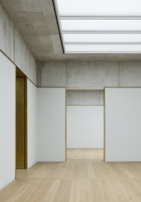 In den Räumen der Bührle-Sammlung gibt es auf Höhe der Türdurchgänge eine dünne Messinglinie als Horizont, unter der die Wände mit Farbflächen „gefüllt“ werden können.