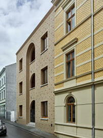 Das Wohnhaus steht in der Bonner Burggartenstraße und gehört der MIWO.