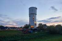 Der Wasserturm liegt auf einem Deich am Fluss De Lek.